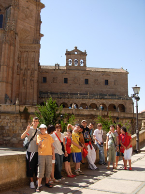 Participantes del programa en uno de los momentos de conocimiento de la ciudad.